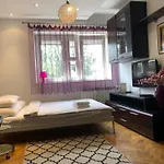 Plac Bankowy Apartment, Metro 公寓