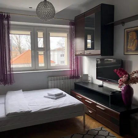 Plac Bankowy Apartment, Metro Apartman Varsó