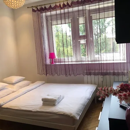 Plac Bankowy Apartment, Metro アパート